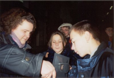 Eine Flamme, die den Menschen Licht und Wärme bringt: der 14-jährige Pfadfinder Stefan Seidel aus Neudietendorf nahm gestern Nachmittag auf dem Hauptbahnhof das Friedenslicht aus Bethlehem in Empfang und reichte es weiter auch an den 11-jährigen Stefan und den achtjährigen Felix (r.) von der St. Georgs-Gemeinde.