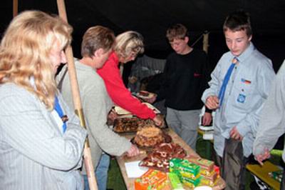 Sippe Werwölfe beim Kuchenverkauf im Pfadfindercafé