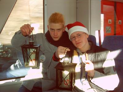 Markus und Tom mit dem Friedenslicht in der Südthüringenbahn