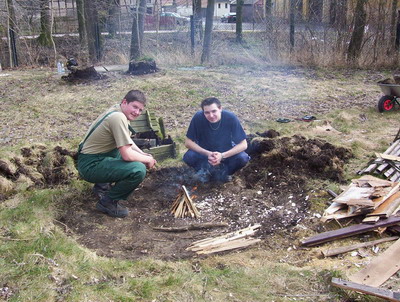 David und Pierre eröffnen die Feuerstelle im Neudietendorfer Pfadfinderzentrum