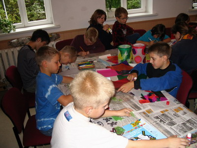 Basteln von Lampions für den Lichterpfad im Schullandheim Waltershausen