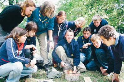 Pfadfindertag in Gera mit Überlebenstraining. Dabei lernen die Pfadfinder und Interessierte beispielsweise,wie man Feuer auch ohne die Hilfe von Feuerzeugen oder Streichhölzern entfachen kann. Im Park der Jugend waren Schüler und Studenten aus ganz Thüringen bei der Sache. (Foto: TLZ)