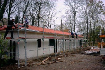 Handwerker beim Dachdecken