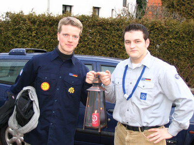 Stefan Winzer (BdP) und Peter Schulz (VCP) gaben das Friedenslicht in Neudietendorf am 24.12.2004 weiter