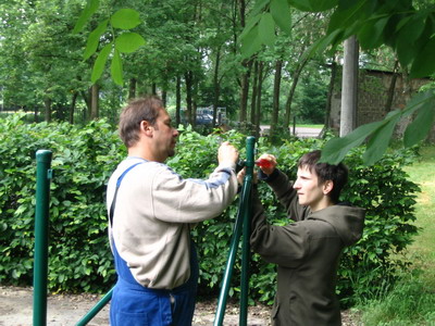 Eberhard Knop & Michael Koch beim setzen des Zaunes