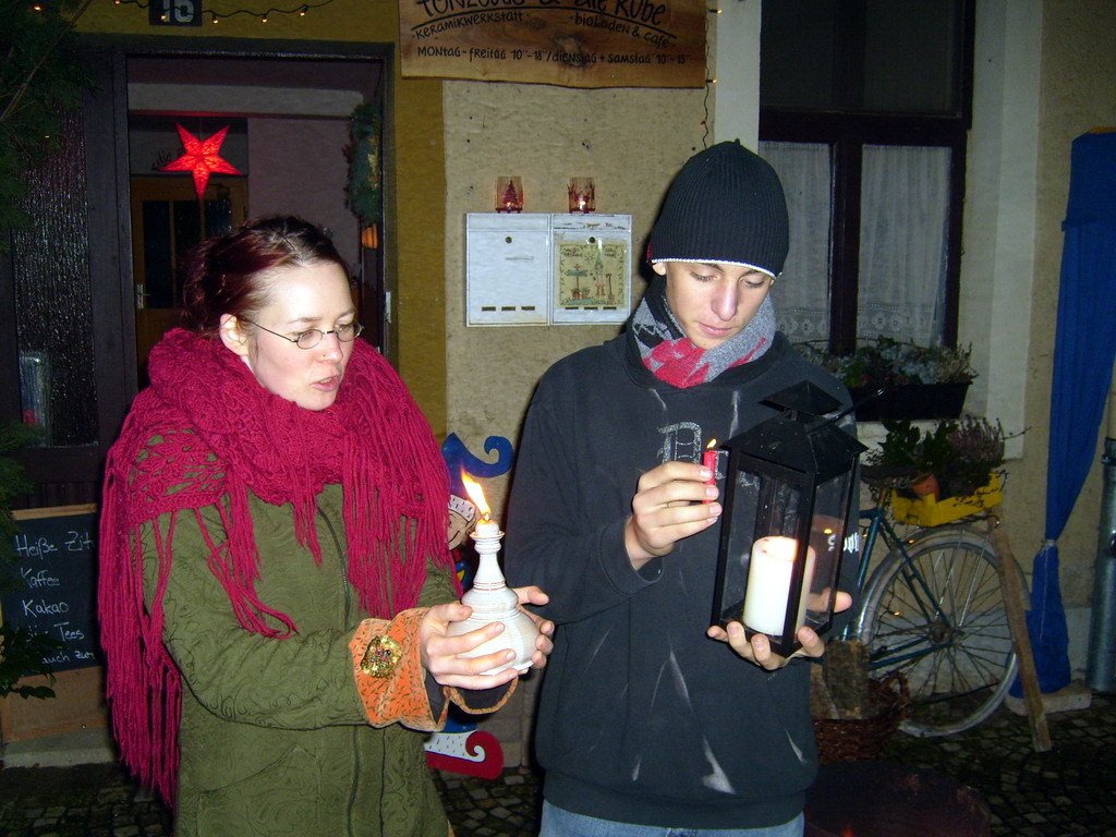 Sebastian Neitzel bei der Übergabe des Friedenslichtes in Neudietendorf an Rita Wulf für den Bioladen „Die Rübe“ und „Tonzeugs“ am 23.12.2006, nachdem er die Flamme mit seiner Gruppe in Thüringen via Bahn verteilt hatte