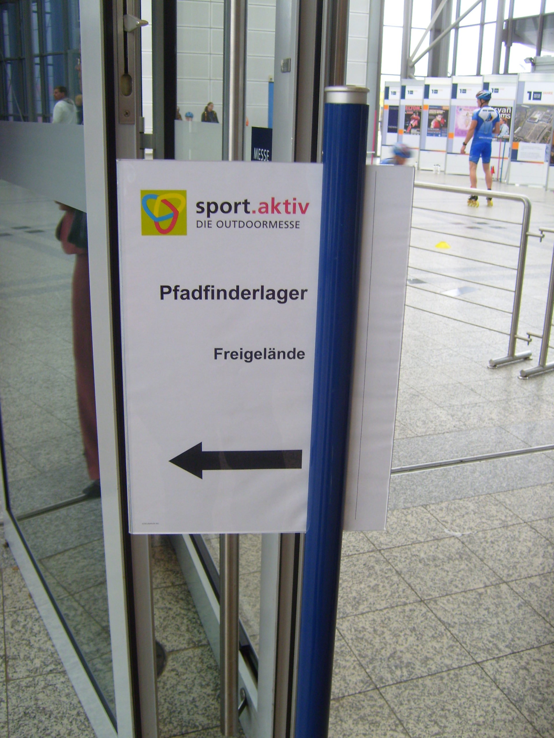 Hinweisschild zum „Pfadfinderlager“ auf der Messe