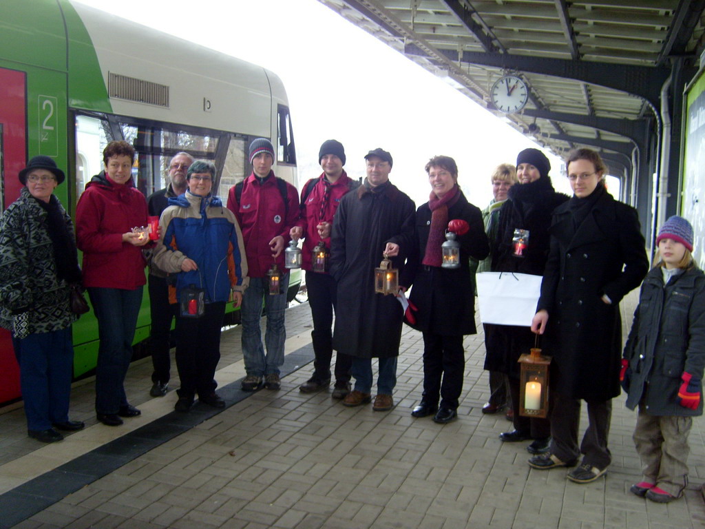 Friedenslichtweitergabe in Bad Langensalza durch eine Gruppe der Pfadfinderschaft Fritz Riebold