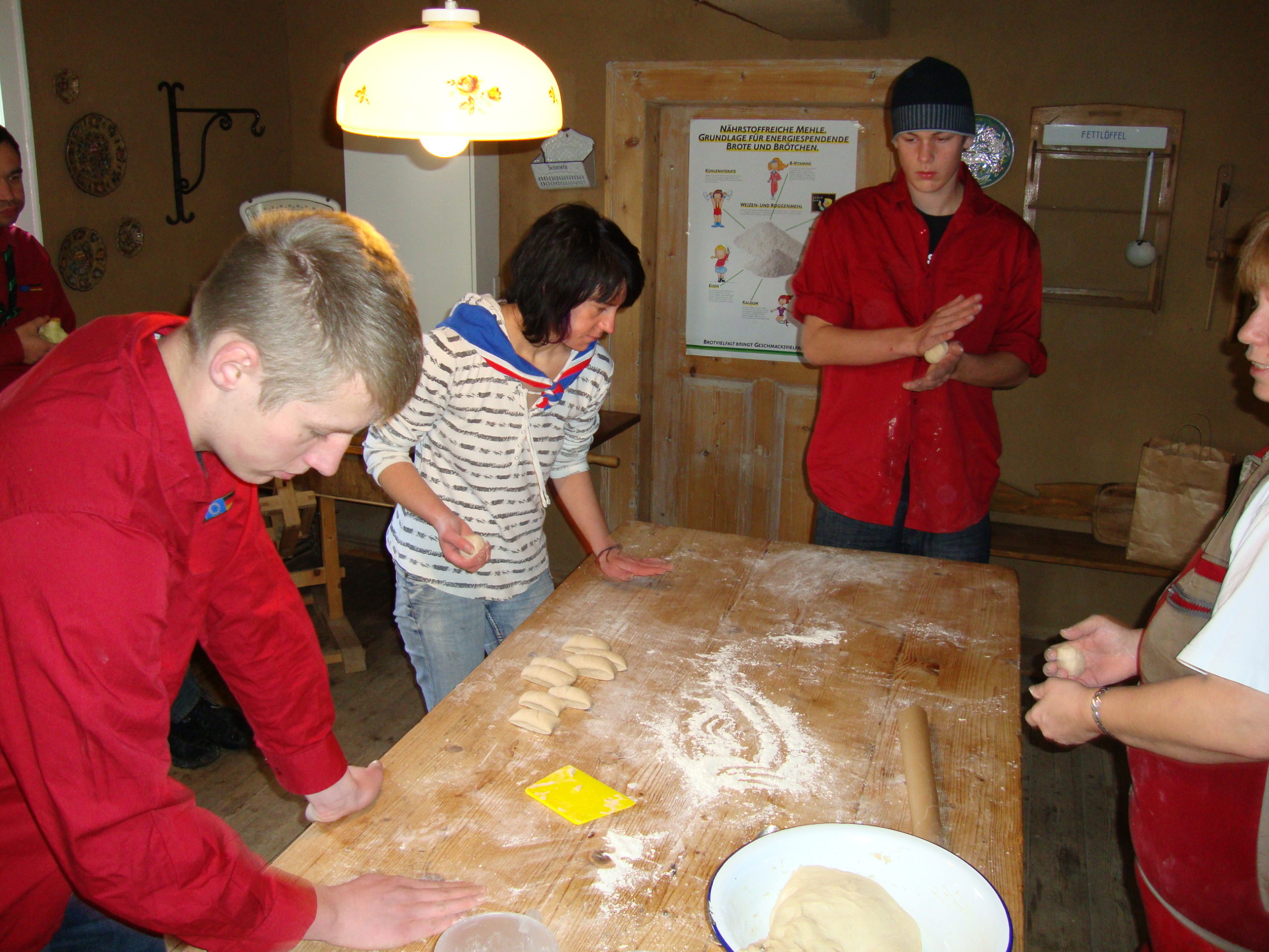 In der Backstube werden Brötchen geformt: Florian, Rebecca und Eric