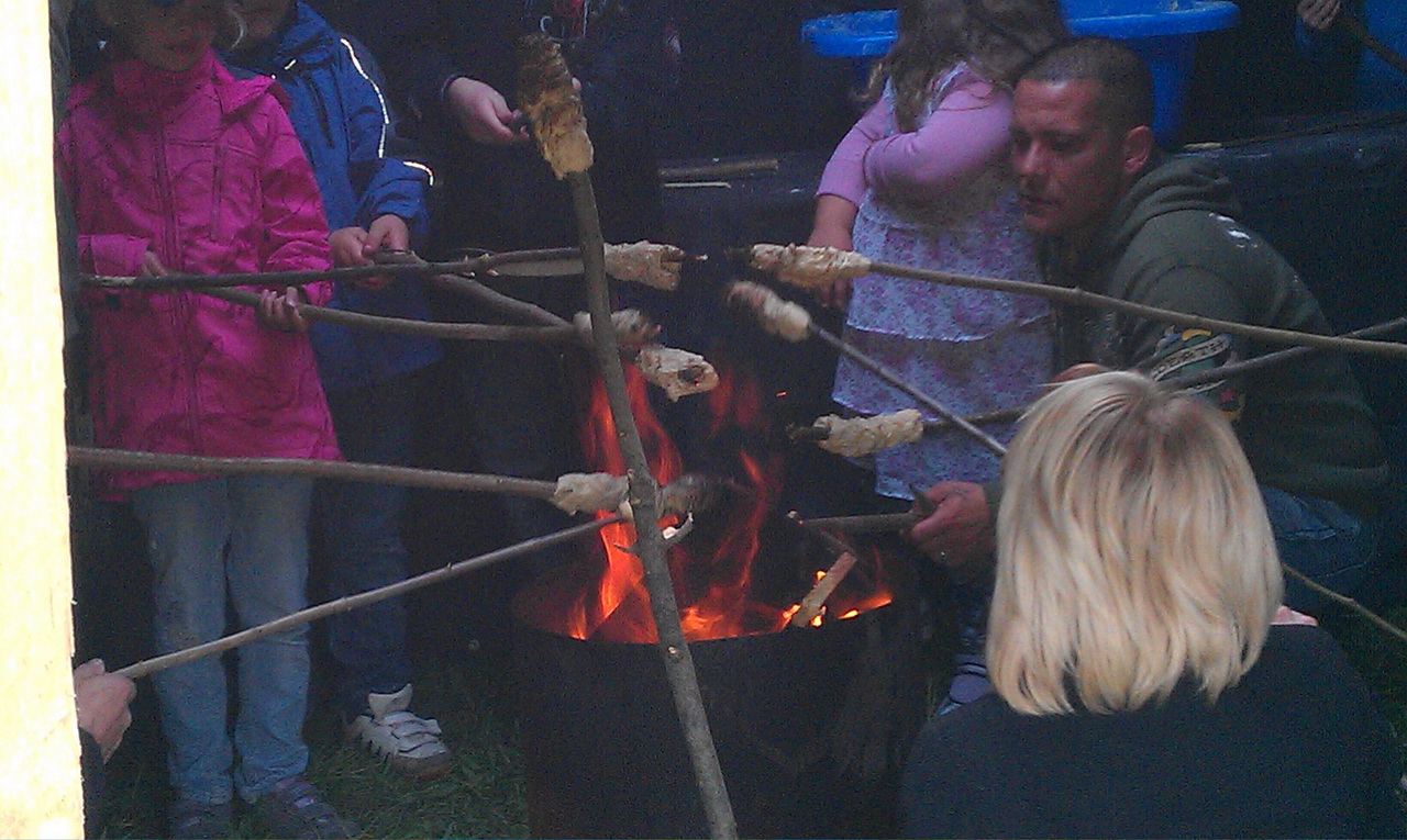 Stockbrot in der Pfadfinderjurte