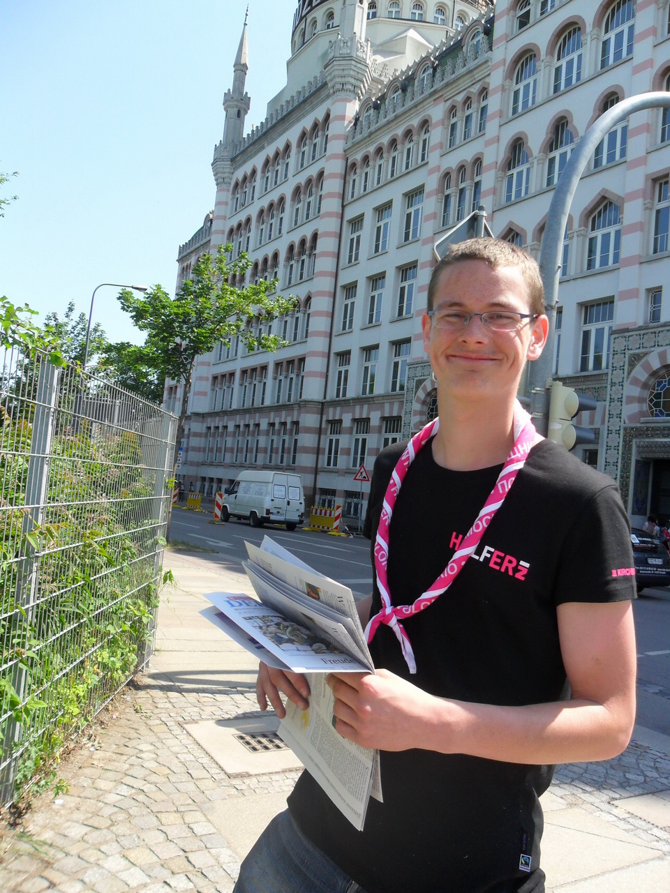 Eric verteilt Zeitungen an die Kirchentagsbesucher