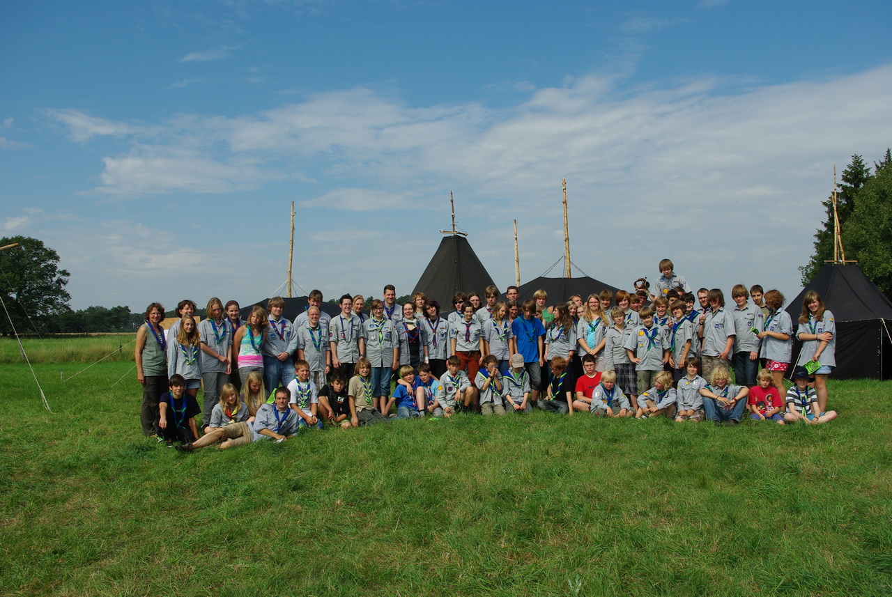 Zum Gruppenfoto setzen, legen und stellen sich Pfadfinderinnen und Pfadfinder aus Thüringen und Sachsen-Anhalt auf.