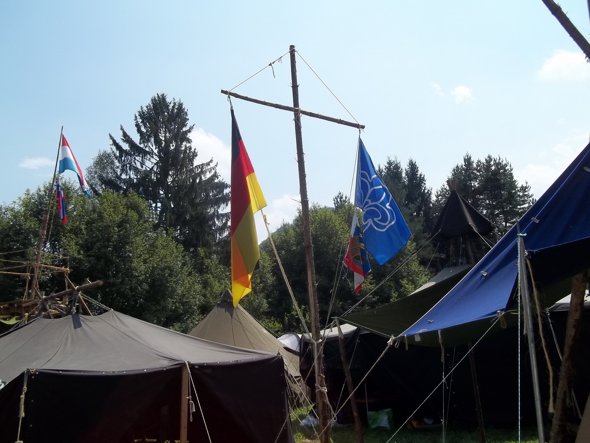 Zelt an Zelt auf dem Kärntner Pfadfinderlager in Österreich
