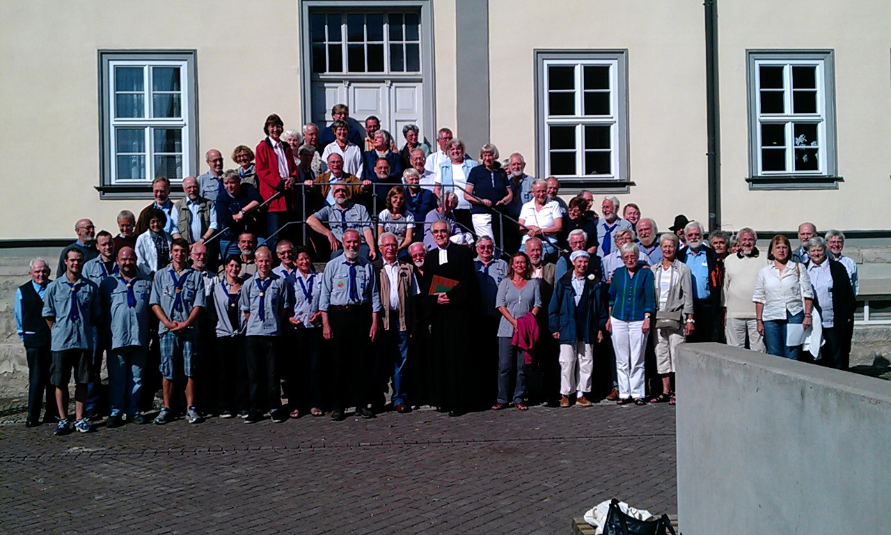 Teilnehmerinnen und Teilnehmer des Jahrestreffens der VCP Projektgruppe 50+ und Gäste der Siedlung Drei Gleichen nach dem Gottesdienst vor der Herrnhuter Brüdergemeine