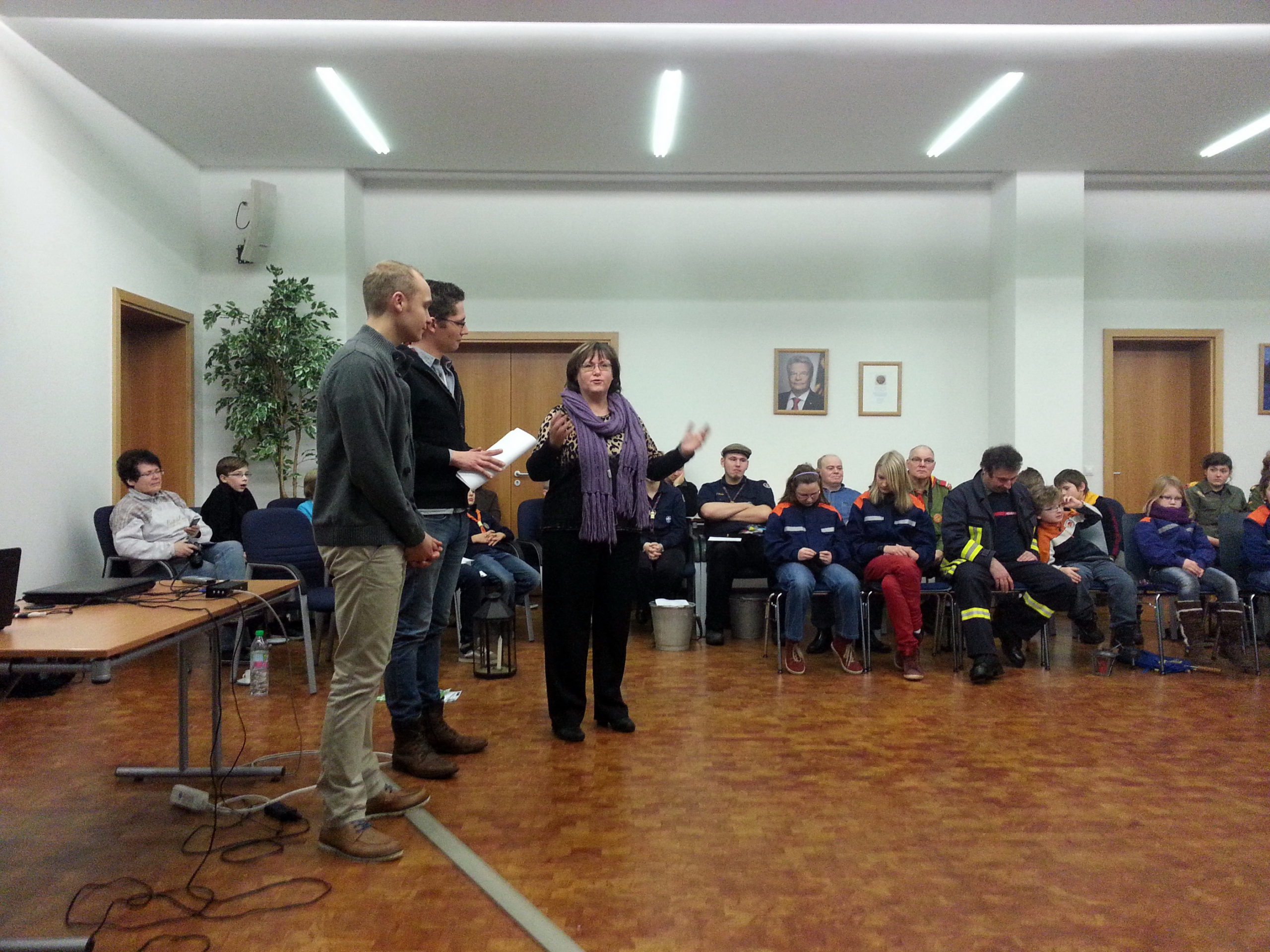 Michael Kruspe, Marcel Hoyer und Christina Tasch begrüßen die Helfer des Initiativkreises in der Aussendefeier im Rathaus von Leinefelde-Worbis