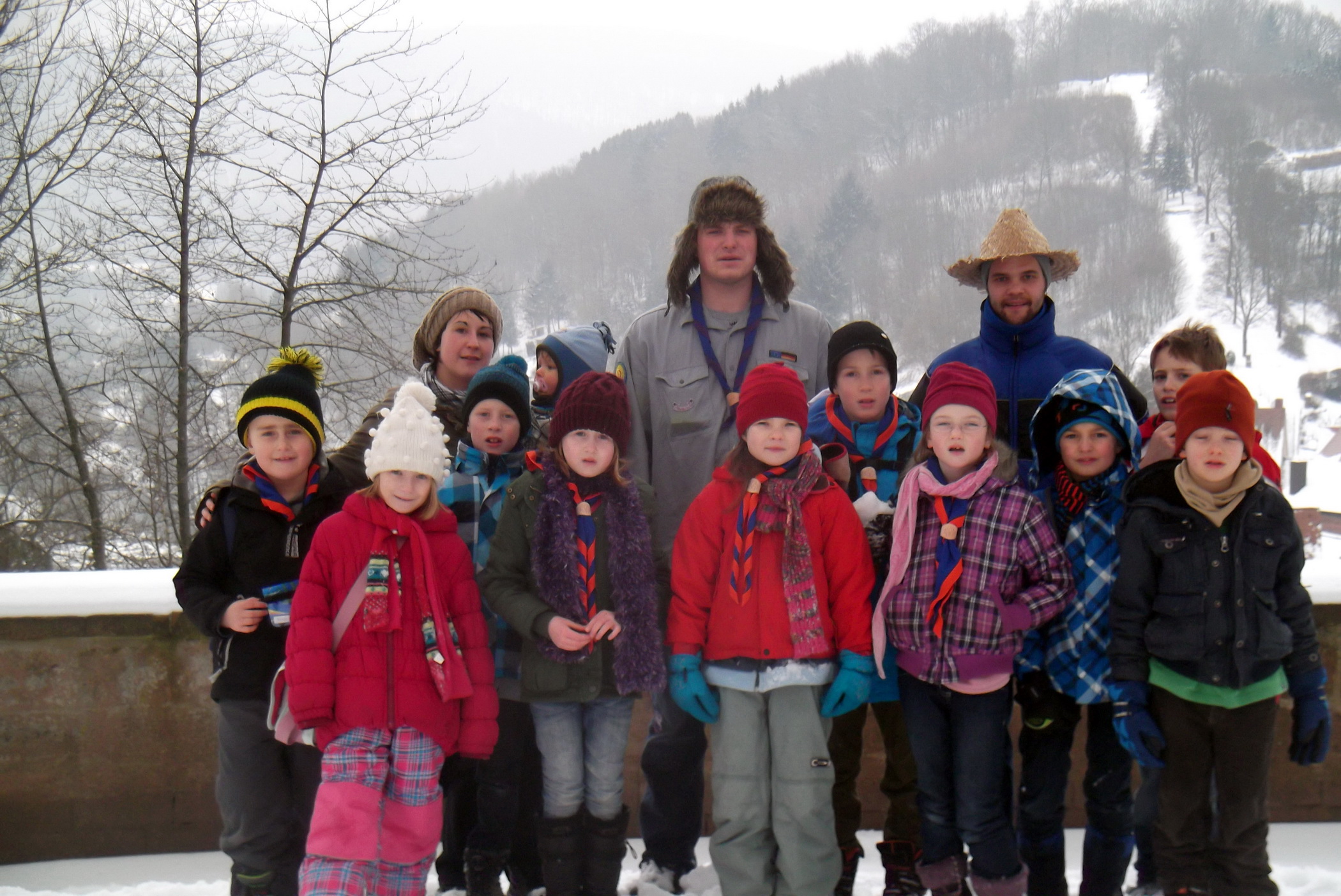 Lilli, Tobias, Jean Paul, Ryan, Florens, Charlotte, Cosima, Emely, Hanna-Rebecca, Paul Peter und Timon mit den Gruppenleitern Sabine, Benjamin und Lars auf dem Burgturm der Rieneck