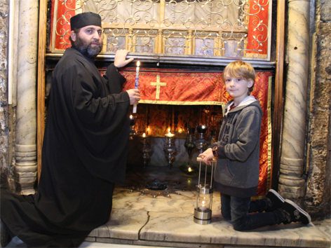 Tizian Ronacher entzündet in der Geburtsgrotte Jesu Christi in Betlehem das diesjährige Friedenslicht (ORF/Walid Kamar)