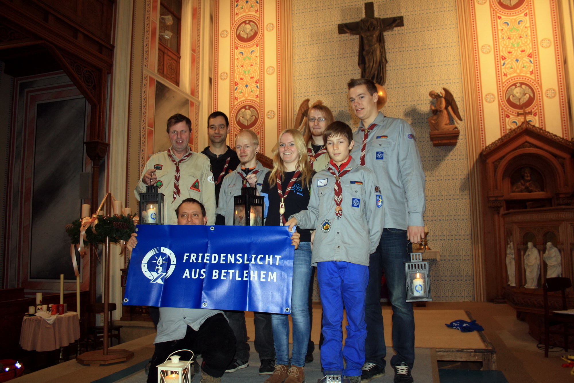 In der Wiener Gustav-Adolf-Kirche: Michael, Udo, Hendrik, Christian, Mareike, Lars, Timon und Nicolas haben das Friedenslicht für Thüringen übernommen.