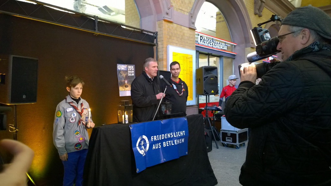 Vom Erfurter Bahnhof zu 265 Haltestellen in Thüringen: Pfadfinder Timon Stegmann, Oberbürgermeister Andreas Bausewein und Altpfadfinder Hendrik Knop (v.l.n.r.) beim Start der Aussendung des Friedenslichtes am 4. Advent