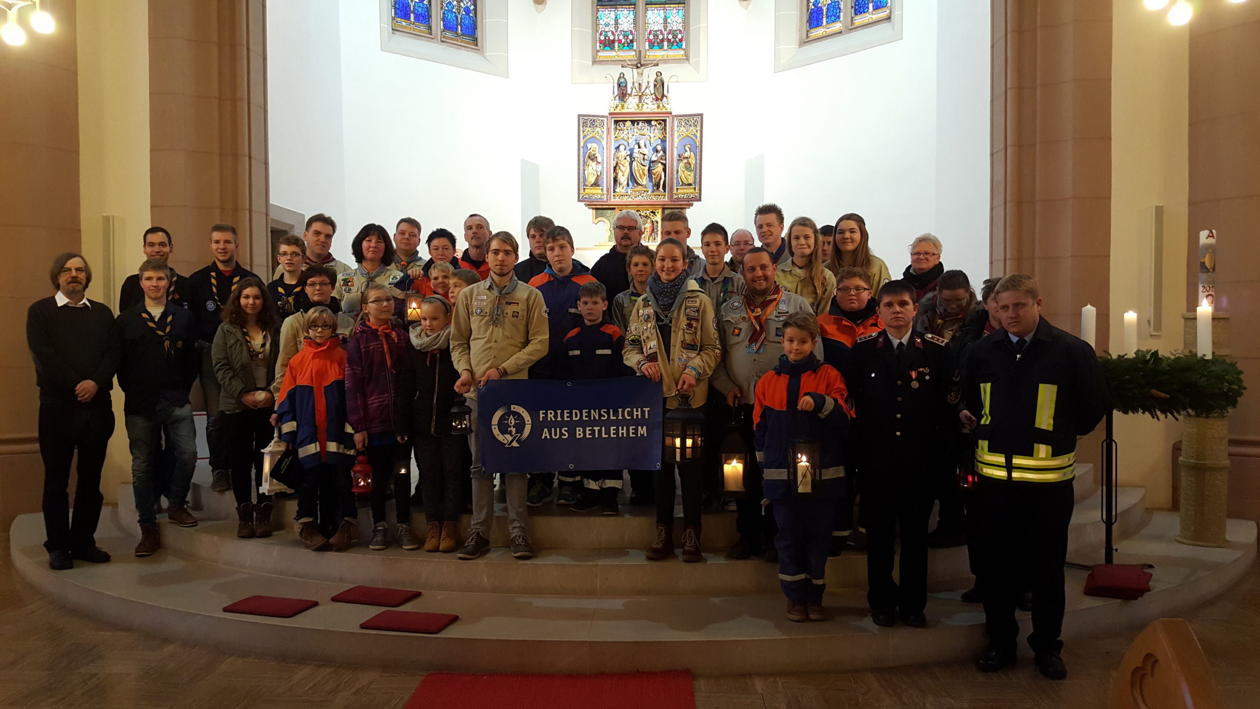 Aussendungsgottesdienst in Leinefelde: Pfadfinderinnen und Pfadfinder sowie Vertreter der Jugendfeuerwehren aus ganz Thüringen geben das Friedenslicht weiter