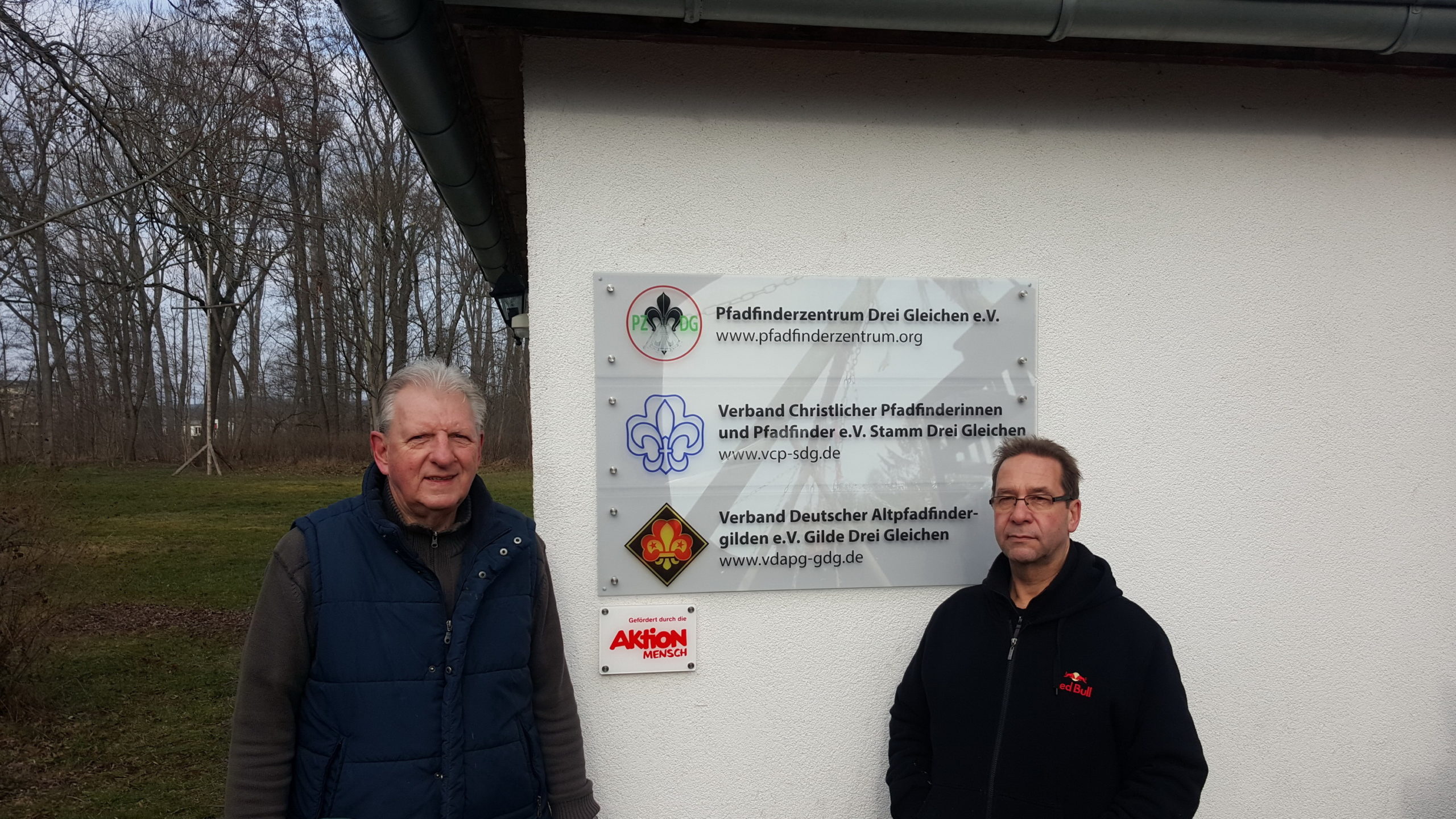 Rolf Heinze und Eberhard Knop (v.l.n.r.) mit dem neuen Schild der Nesse-Apfelstädter Pfadfinderinnen und Pfadfinder