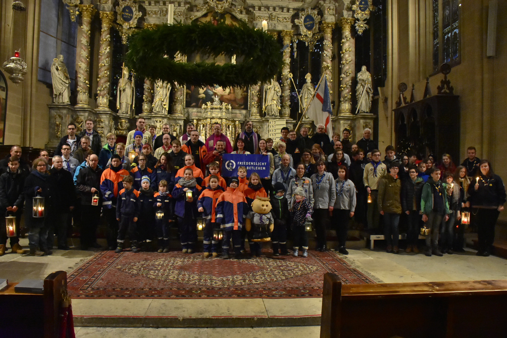 Pfadfinder, Jugendfeuerwehr und THW-Jugend übernehmen das Friedenslicht im Erfurter Dom zur Weiterverteilung