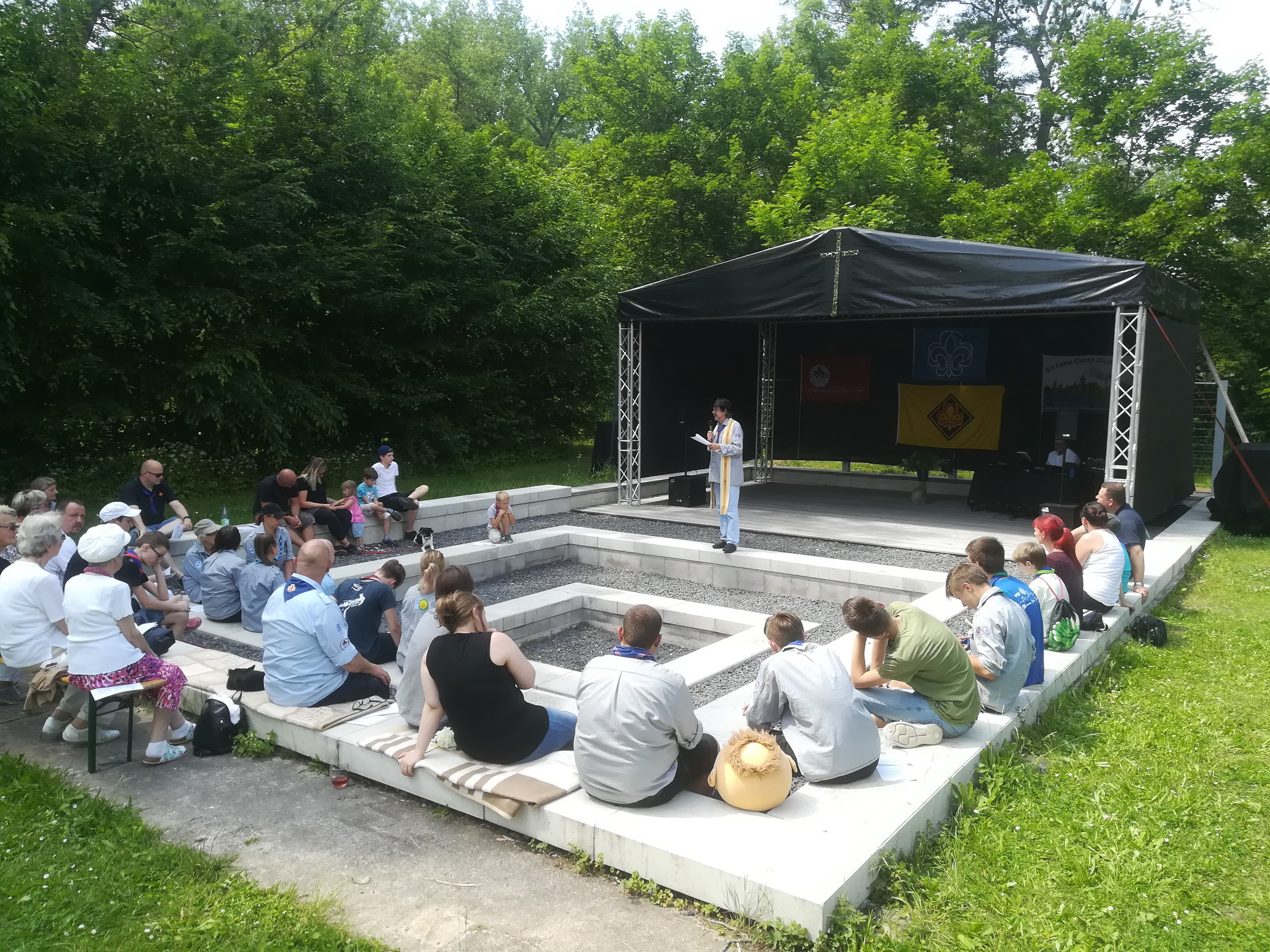 Pfadfinderpfarrer Michael Göring eröffnet im Rahmen eines Gottesdienstes die Agora im Pfadfinderzentrum