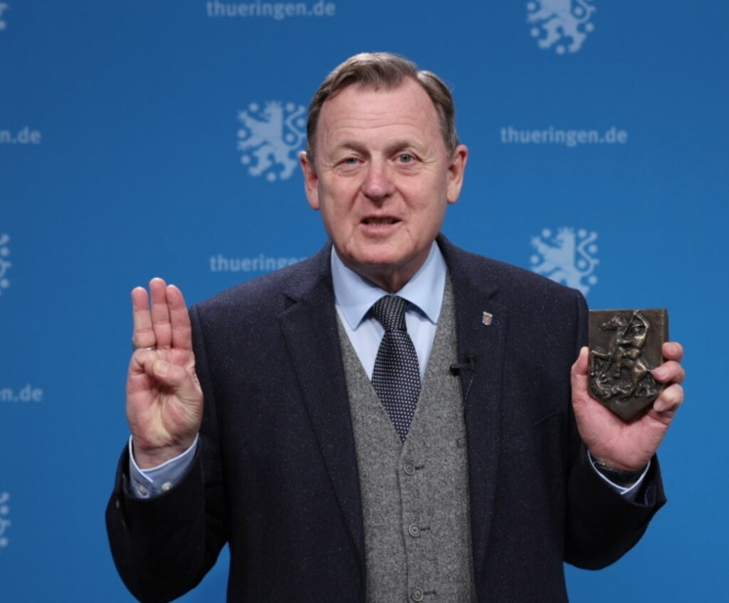 Grußwort von Thüringens Ministerpräsident Bodo Ramelow mit Pfadfinder*innengruß und Sankt-Georgs-Plakette