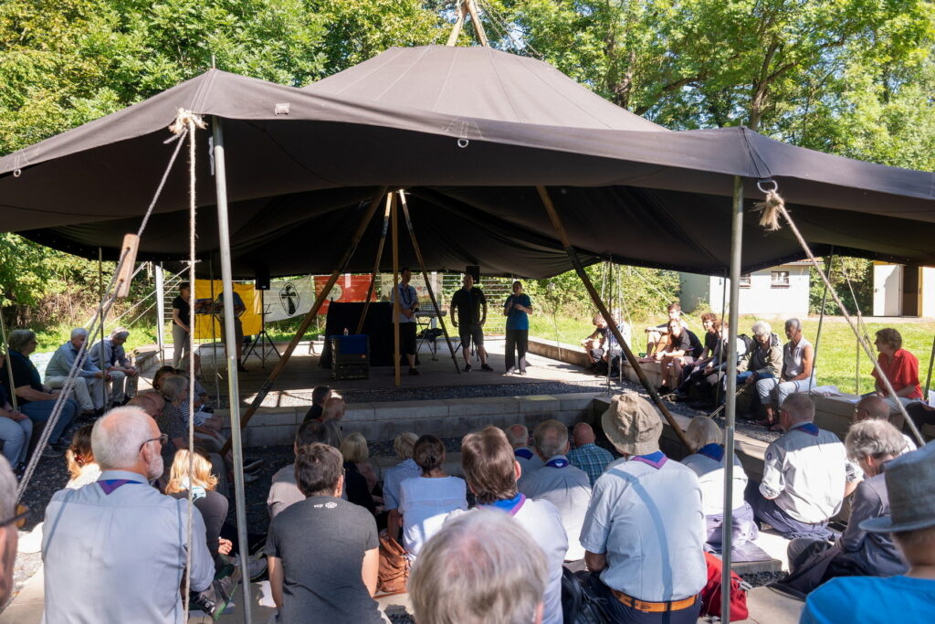 Eröffnung des Jubiläumstages in der Agora des Neudietendorfer Pfadfinderzentrums