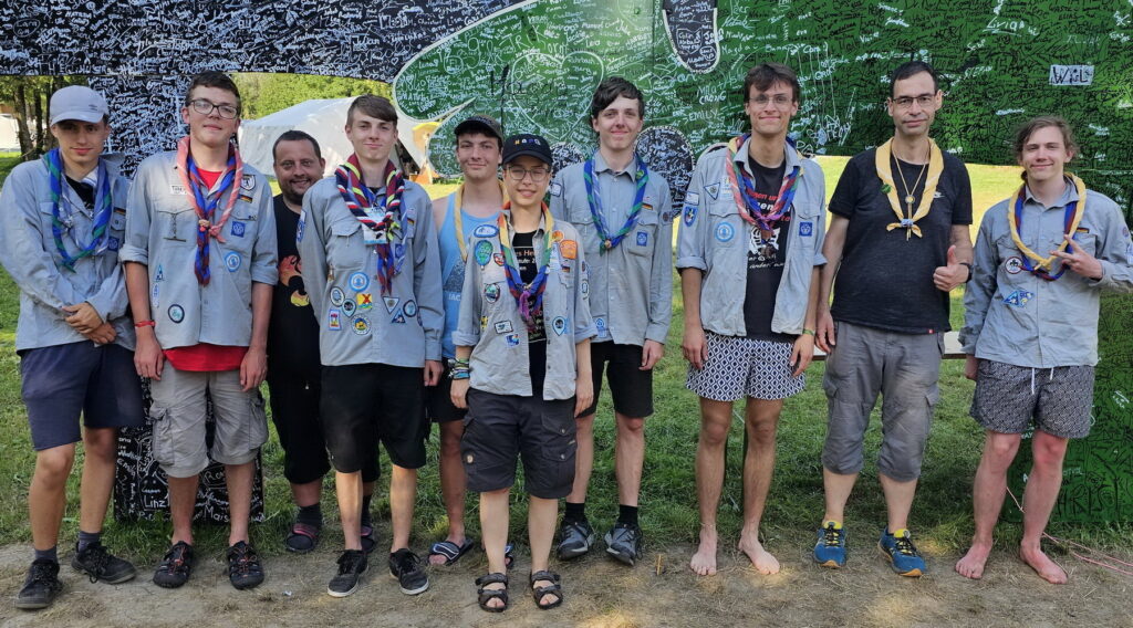 Zusammen mit 5000 Guides und Scouts auf dem Oberösterreichischen Landeslager "Together 2023": Julian Wilhelm, Leon Schneider, Udo Wich Heiter, Franz Hohlstein, Lucas Hertrampf, Manni Jäger, Jeremy Schneider, Jaron Lange, Hendrik Knop, Florian Othzen (v.l.n.r) und Dorthea Ludwig (nicht auf dem Foto)