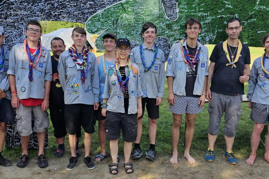 Zusammen mit 5000 Guides und Scouts auf dem Oberösterreichischen Landeslager "Together 2023": Julian Wilhelm, Leon Schneider, Udo Wich Heiter, Franz Hohlstein, Lucas Hertrampf, Manni Jäger, Jeremy Schneider, Jaron Lange, Hendrik Knop, Florian Othzen (v.l.n.r) und Dorthea Ludwig (nicht auf dem Foto)