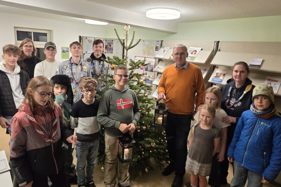 Nesse-Apfelstädter Pfadis übergeben Friedenslicht an ihren Bürgermeister Christian Jacob