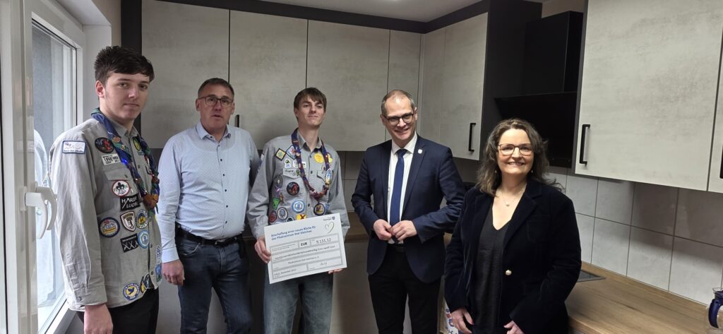 Jeremy Schneider, Christian Jacob, Franz Seyring, Guntram Wothly und Claudia Heber weihen die neue Küche im Pfadizentrum ein