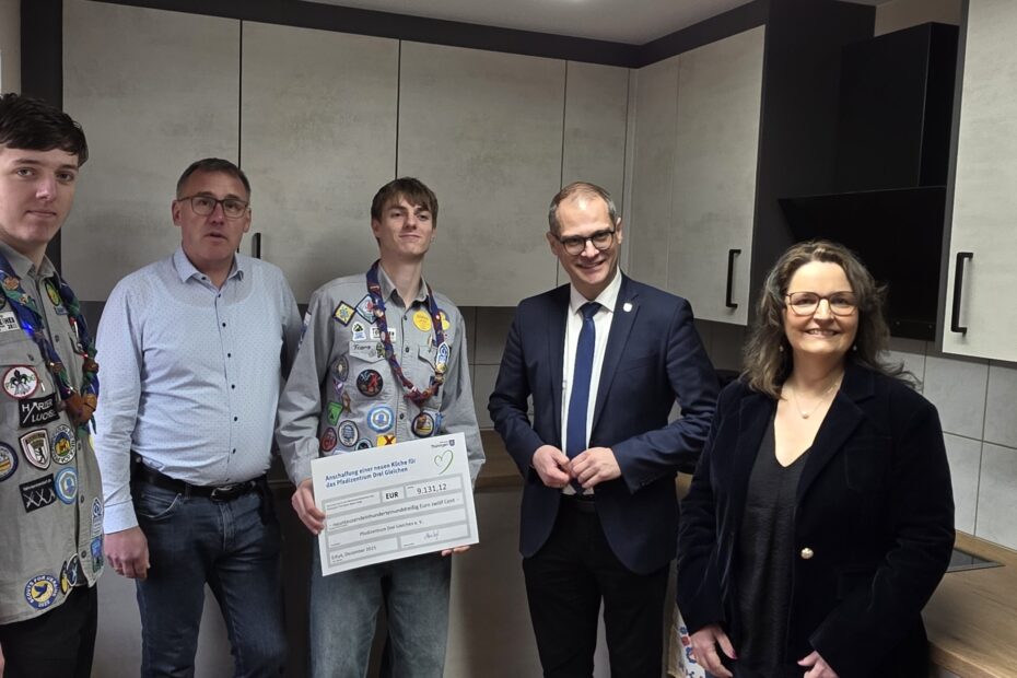 Jeremy Schneider, Christian Jacob, Franz Seyring, Guntram Wothly und Claudia Heber weihen die neue Küche im Pfadizentrum ein